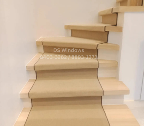 Warm Neutrals: Light Beige Carpet for Bright Wooden Staircases