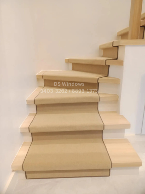 Warm Neutrals: Light Beige Carpet for Bright Wooden Staircases